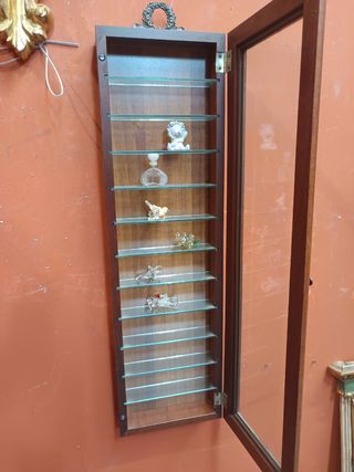 Vetrina noce con freggio e ottone