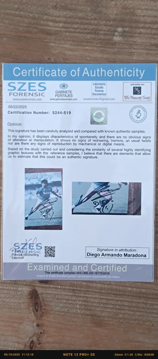 ULTIMI GIORNI Foto Maradona autografata