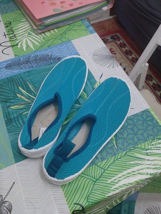 Escarpines de playa azules