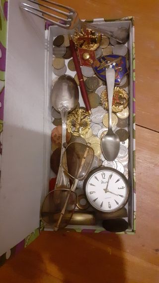 Caja de antigüedades con monedas y objetos
