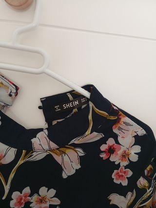 Blusa Shein flores negra multicolor