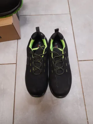 Zapatos negros con cordones y detalles verdes