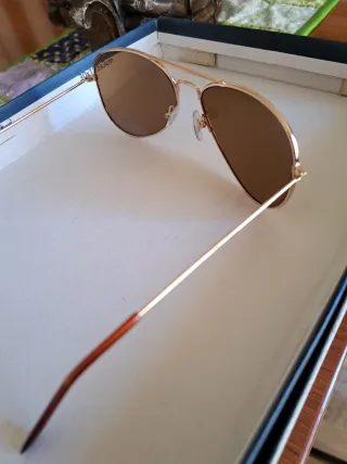 Gafas de sol aviador doradas y marrones