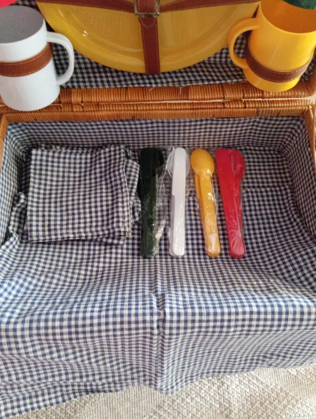 Cesta de picnic de mimbre y cuero