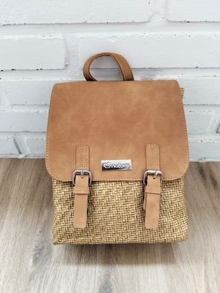 Mochila sin estrenar con bolsa para guardar.