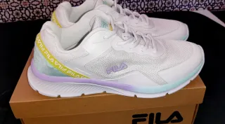 Zapatillas Fila Blancas y Moradas