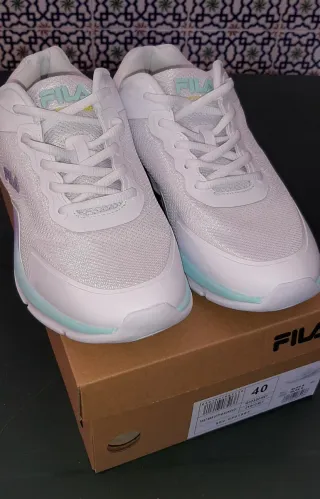 Zapatillas Fila Blancas y Moradas