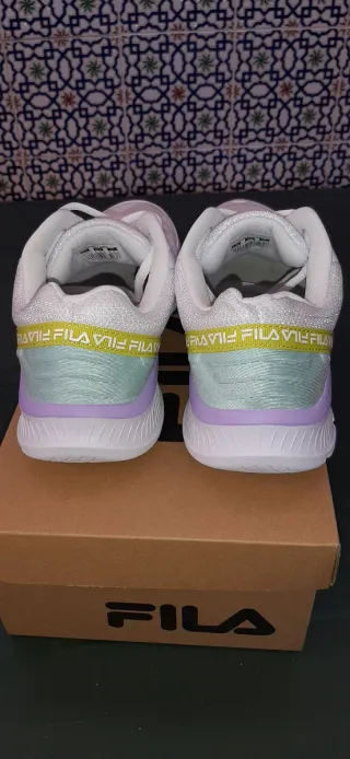 Zapatillas Fila Blancas y Moradas