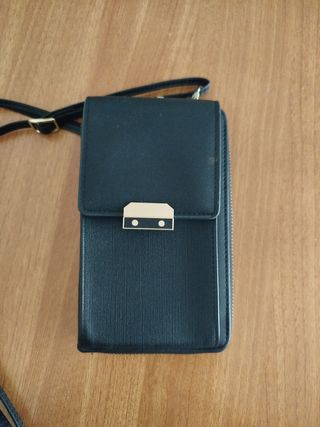 Cartera de mano negra para mujer.
