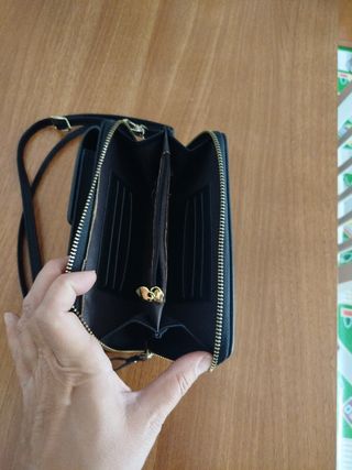 Cartera de mano negra para mujer.
