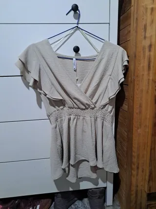 Blusa beige con volantes y cintura elástica