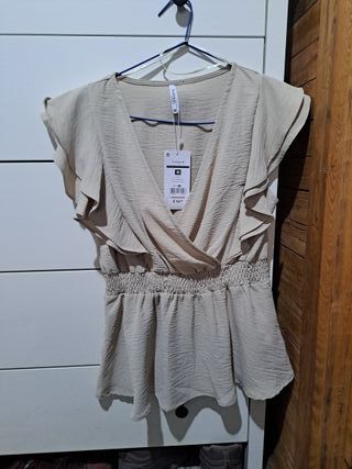 Blusa beige con volantes y cintura elástica