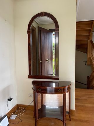 Espejo y mesita de madera