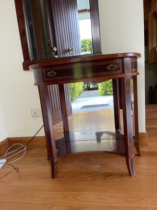 Espejo y mesita de madera