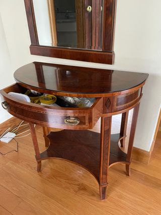 Espejo y mesita de madera