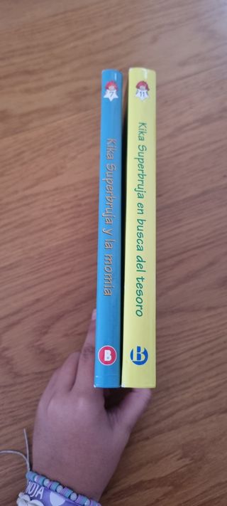Kika Superbruja y la momia (Spanish Edition)