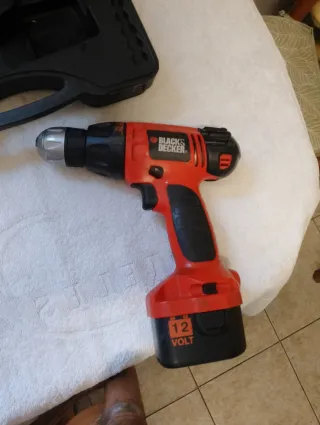 Taladro Black & Decker 12V con maletín