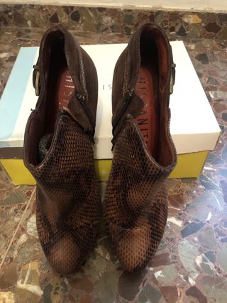 Botines mujer piel marrón y estampado serpiente