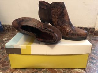 Botines mujer piel marrón y estampado serpiente