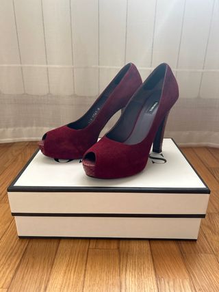 Zapatos de tacón granate-burdeos.
