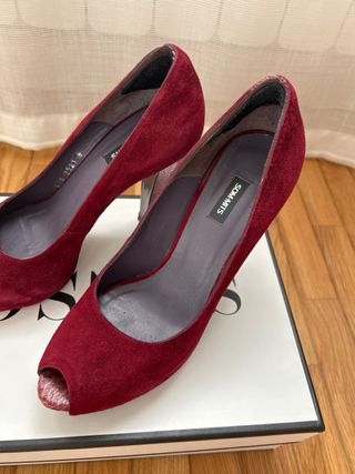 Zapatos de tacón granate-burdeos.
