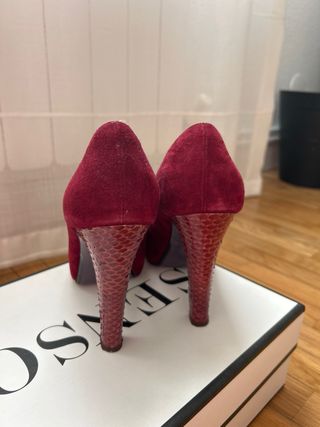 Zapatos de tacón granate-burdeos.
