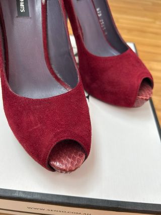 Zapatos de tacón granate-burdeos.
