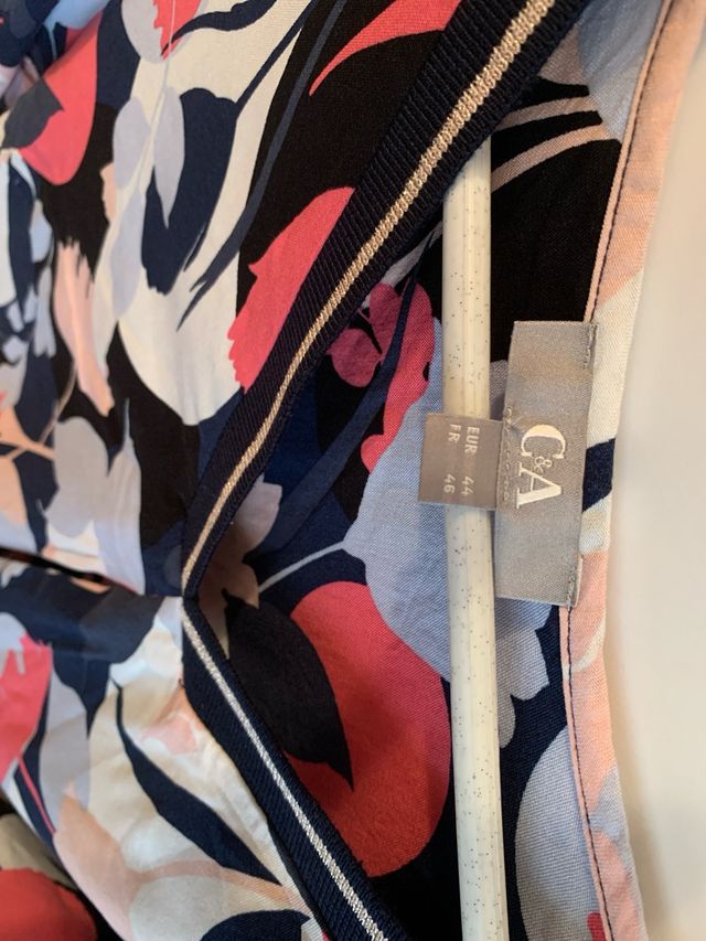 Blusa C&A floral, media manga