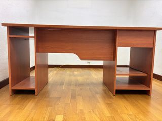 Mesa de despacho de madera desmontada
