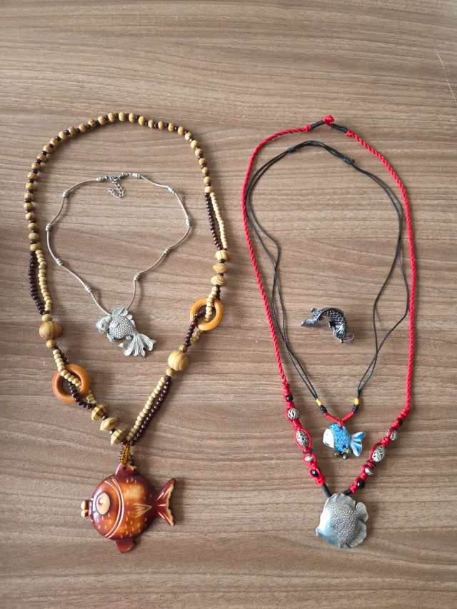 Lote collares y colgantes de peces