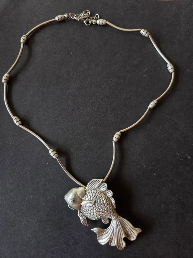 Lote collares y colgantes de peces