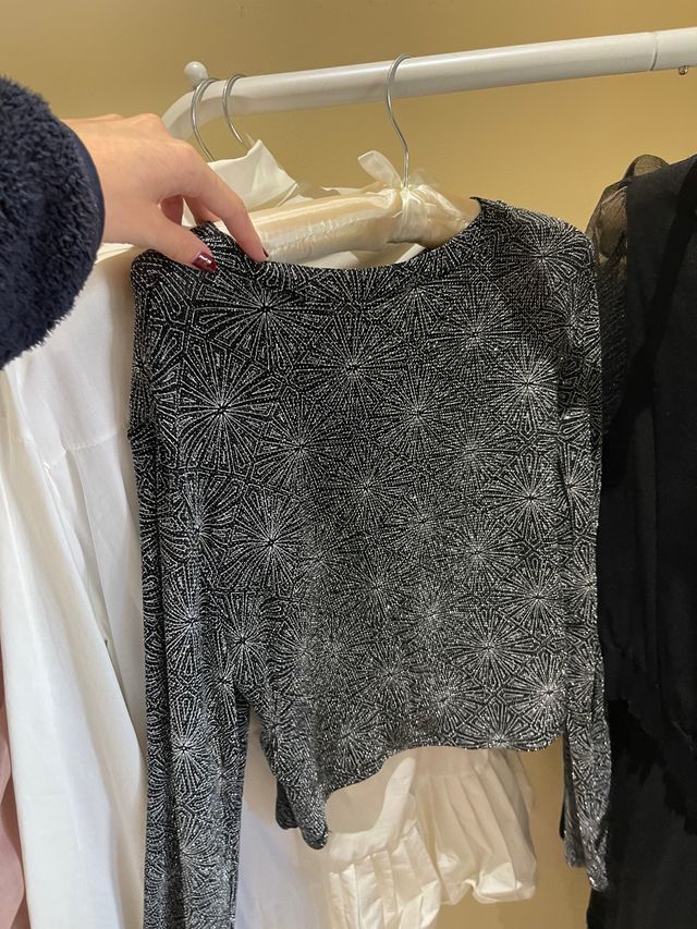 Top brillante negro y plateado