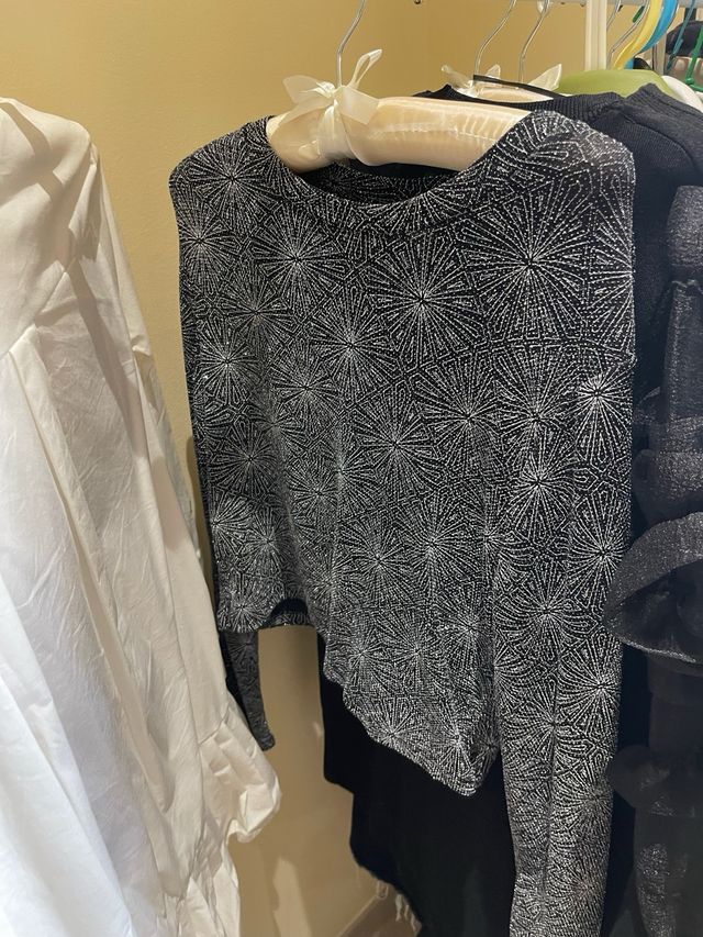 Top brillante negro y plateado