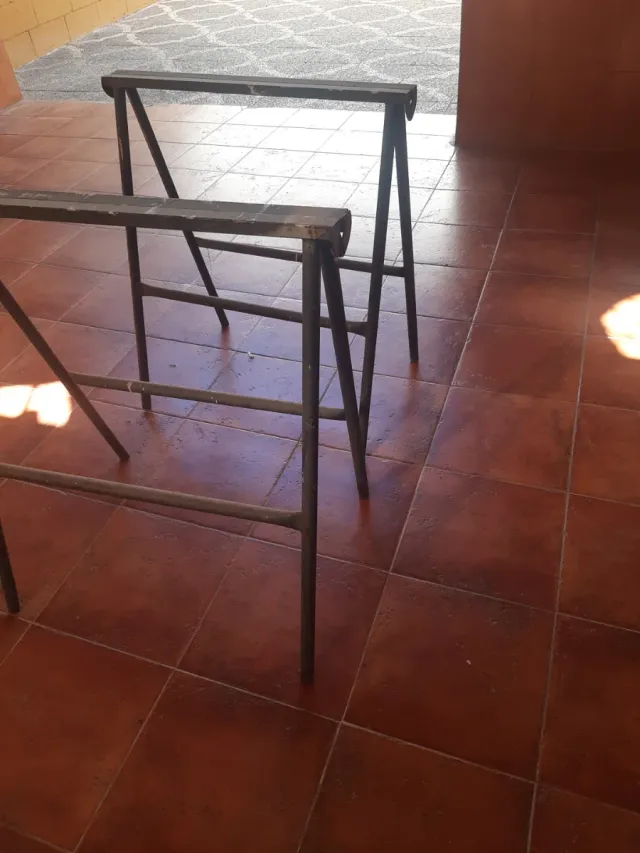 Caballete metálico plegable