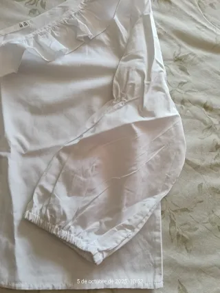 Blusa blanca escote volante