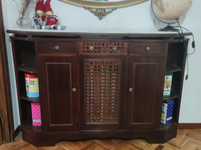 Mueble cubre radiador con cajones madera mármol.