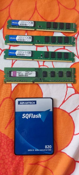 SSD ADVANTECH 820 SATA III 6Gbps + 4x RAM HRUML