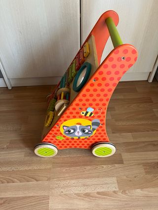 Andador infantil de madera con actividades