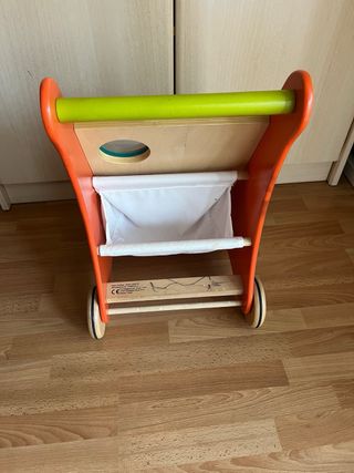 Andador infantil de madera con actividades