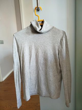 Camiseta cuello vuelto gris