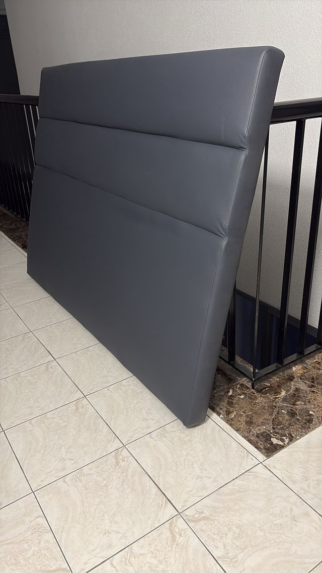 Cabecero de cama gris casi nuevo