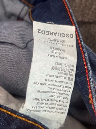 Pantalones vaqueros desgastados con parches