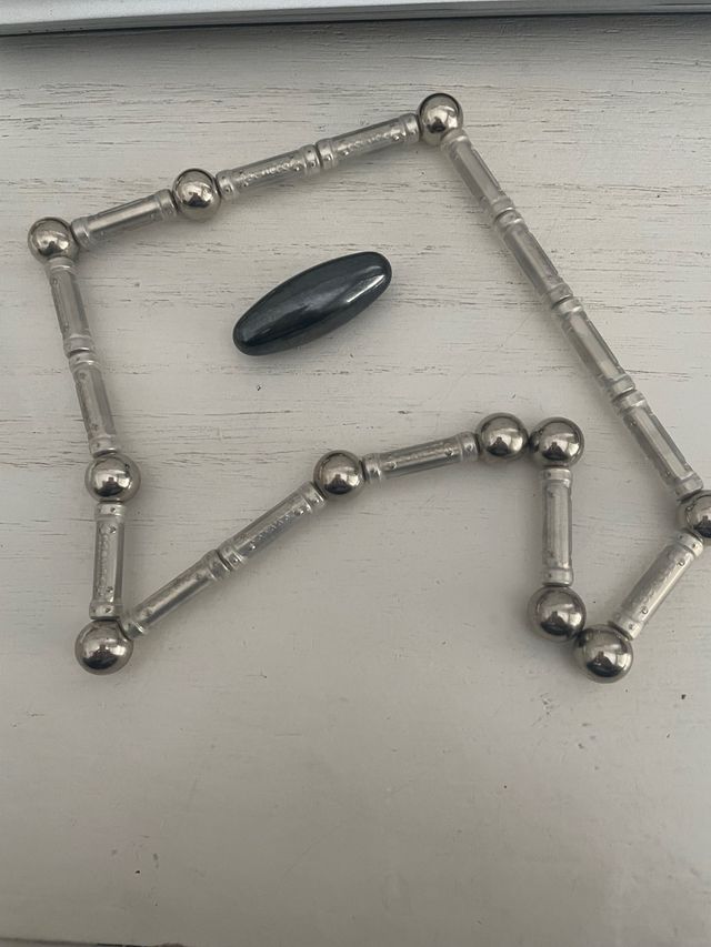 Magneti in metallo e uno ovale