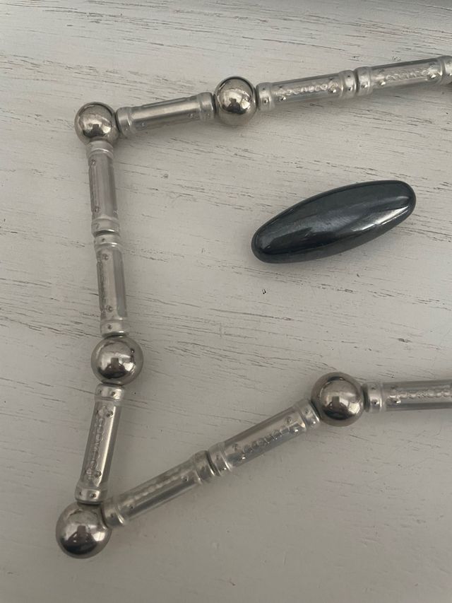 Magneti in metallo e uno ovale