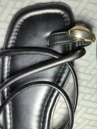 Sandalias romanas negras con detalle dorado