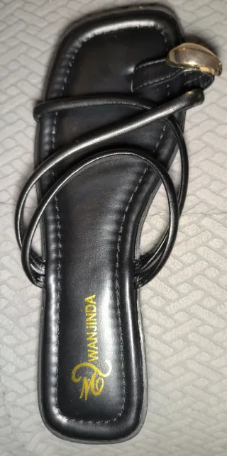 Sandalias romanas negras con detalle dorado