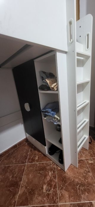 Litera IKEA con escritorio blanco