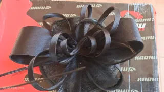 Tocados negro y rojo de fiesta