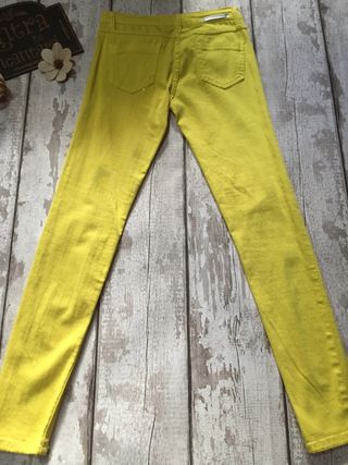 Pantalón Stradivarius Amarillo