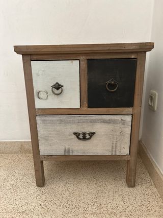 Mesita de noche o auxiliar de madera
